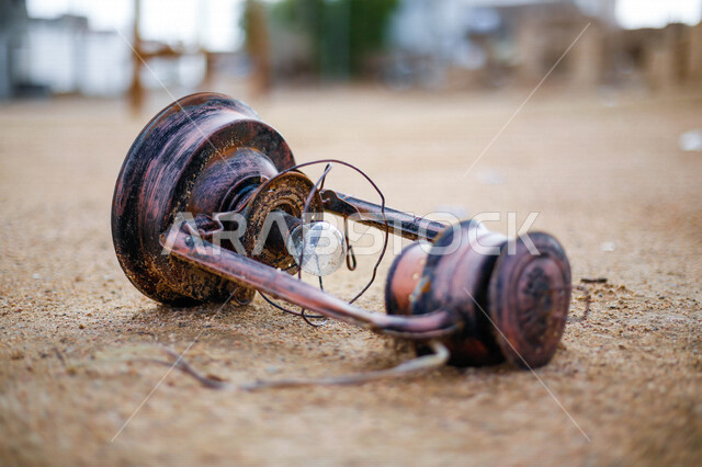 تصوير مقرب لمصباح اثري صدئ ، مصباح عربي تقليدي قديم على الارض