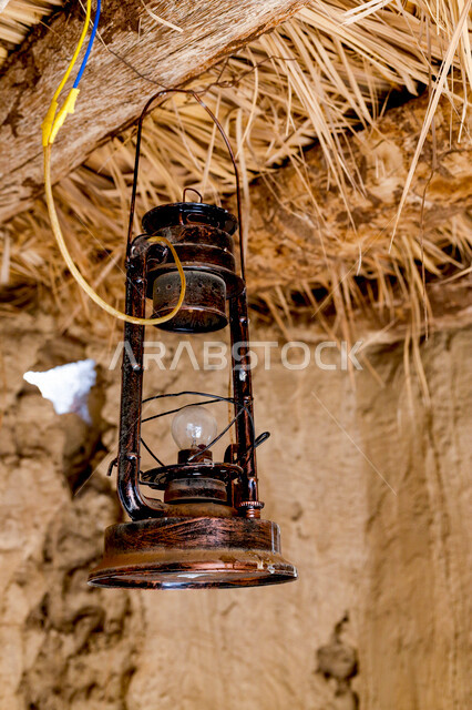تصوير مقرب لمصباح اثري صدئ ، مصباح عربي تقليدي قديم معلق
