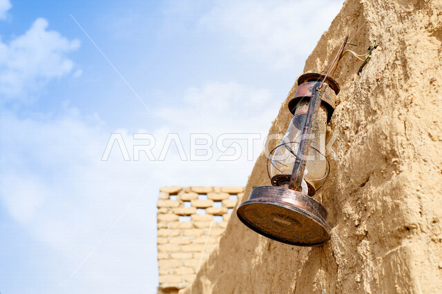 تصوير مقرب لمصباح اثري صدئ ، مصباح عربي تقليدي قديم معلق