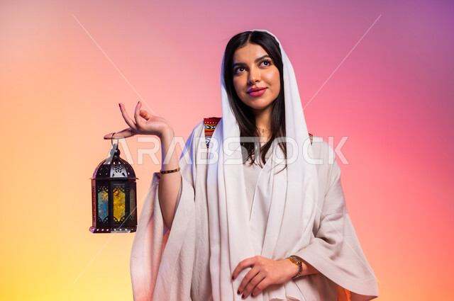 ملامح الانوثة والنعومة, ألبسة خليجية نسائية عصرية، بورتريه مقرب لامرأة عربية خليجية سعودية ، مفهوم الموضة والأناقة، عرض الأزياء والموديلات الحديثة، شراء الملابس والاكسسوارات الجديدة، خلفية ملونة