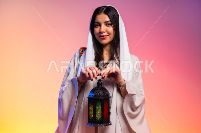 ملامح الانوثة والنعومة, ألبسة خليجية نسائية عصرية، بورتريه مقرب لامرأة عربية خليجية سعودية ، مفهوم الموضة والأناقة، عرض الأزياء والموديلات الحديثة، شراء الملابس والاكسسوارات الجديدة، خلفية ملونة