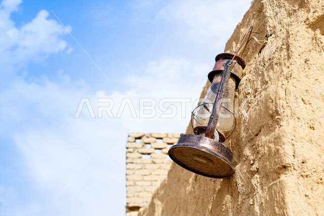 تصوير مقرب لمصباح اثري صدئ ، مصباح عربي تقليدي قديم معلق