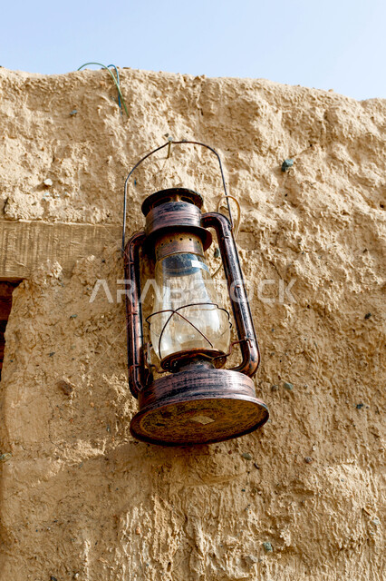 تصوير مقرب لمصباح اثري صدئ ، مصباح عربي تقليدي قديم معلق