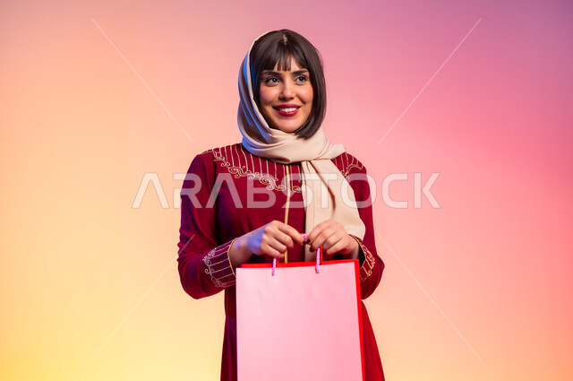 ملامح الانوثة والنعومة, ألبسة خليجية نسائية عصرية، بورتريه مقرب لامرأة عربية خليجية سعودية ، مفهوم الموضة والأناقة، عرض الأزياء والموديلات الحديثة، شراء الملابس والاكسسوارات الجديدة، خلفية ملونة