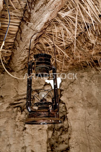 تصوير مقرب لمصباح اثري صدئ ، مصباح عربي تقليدي قديم معلق