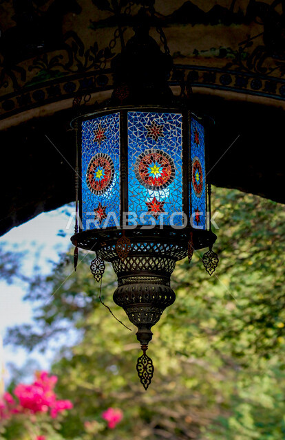فانوس عربي تقليدي ، فانوس معلق على سقف الحائط ، مصباح قديم الطراز مصنوعة من النحاس ، شهر رمضان ، فانوس رمضان ، الإضاءة الزخرفية بالشوارع ، بتصميم عربي سعودي