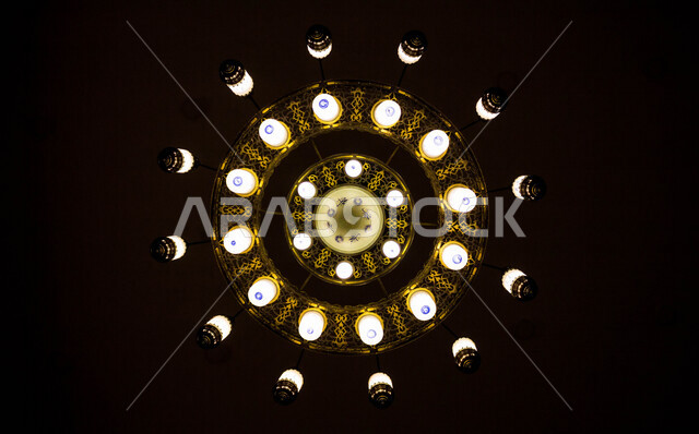 مجموعة من الفوانيس المضيئة معلقة على سقف الحائط ، فوانيس رمضان ، الاحتفال بقدوم الشهر الفضيل