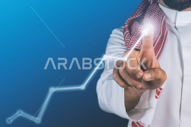 صورة مقربة ليد رجل عربي خليجي سعودي يضغط بأصبعه على سهم متدرج بتقنية الهولوجرام  ثلاثية الابعاد ، رسومات بيانية ، صعود و نزول البورصة المالية ، الاستثمار المالي و الاقتصادي ، تطور و ابتكار .
