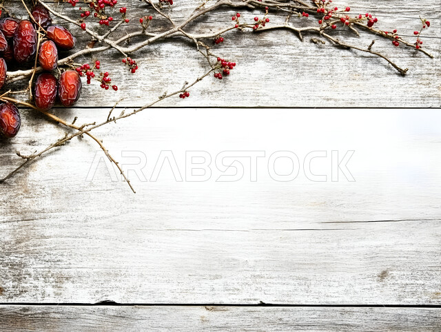 ضيافة رمضانية شهية، الأنواع المختلفة من التمور اللذيذة، وجبة غذائية صحية ذات قيمة عاليه، مجموعة من حبات التمر المجدول المتجعد على لوح خشبي، منتجات وطنية محلية في المملكة العربية السعودية