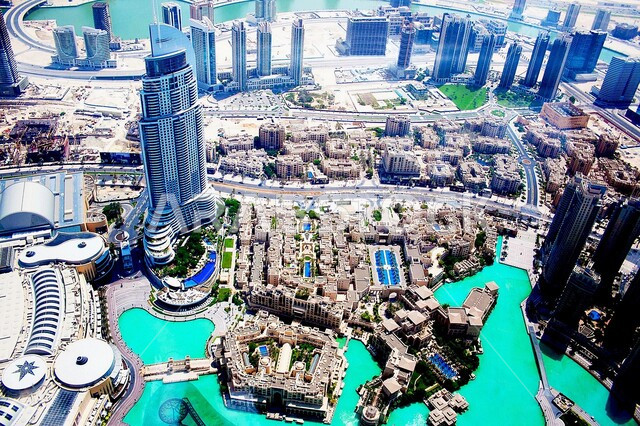 منظر تخيلي مستقبلي للتقدم و النمو العمراني للمباني والمنشآت التجارية الشاهقة في الامارات العربية المتحدة, رؤية مستقبلية 2031, الفن الهندسي المعماري للأبراج وناطحات السحاب, بناء مستقبل حضاري ومتطور