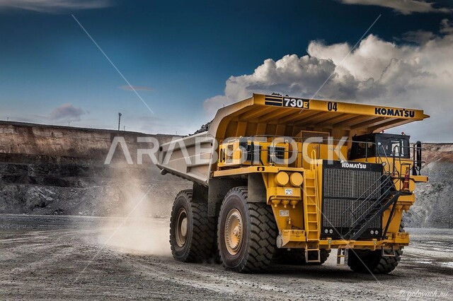 مناجم الفحم الطبيعي العربية، الطبيعة الصخرية وتضاريس السلاسل الجبلية، مناطق التنقيب عن الثروات الباطنية، المرتفعات وقمم الجبال في المملكة العربية السعودية، سيارة شحن كبيرة تقوم بالعمل في موقع التعدين