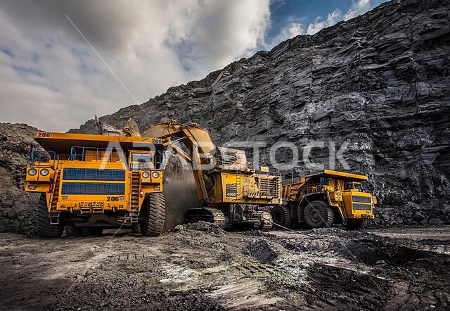 مناجم الفحم الطبيعي العربية، الطبيعة الصخرية وتضاريس السلاسل الجبلية، مناطق التنقيب عن الثروات الباطنية، المرتفعات وقمم الجبال في المملكة العربية السعودية، سيارة شحن كبيرة تقوم بالعمل في موقع التعدين