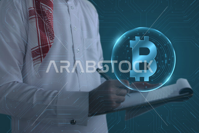 صورة مقربة لرجل عربي سعودي خليجي يحمل بيده دفتر و قلم لحل و مراجعة أمور مالية و استثمارية مدموجة بشعار لعملة البيتوكين بتقنية الهولوجرام ثلاثية الابعاد ، النمو و الأرباح المالية ، ادخار الأموال و تمويل الأعمال ، الفوائد و الاستثمار