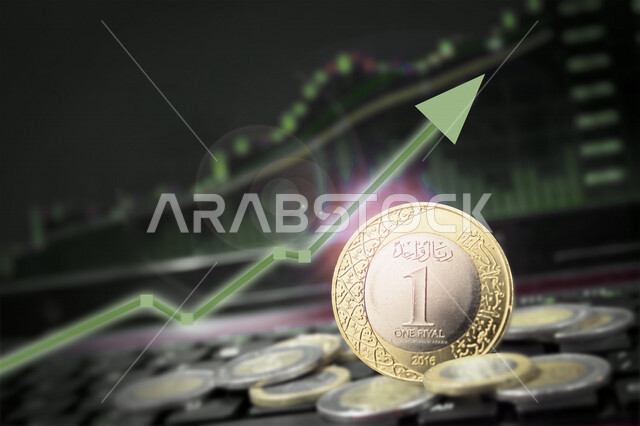 A close-up of a coin of the Saudi riyal coin in front of a group of financial coins, combined with the rise of the stock exchange stock with 3D hologram technology, the rise and fall of the stock exchange, business investment and commercial electronic pro