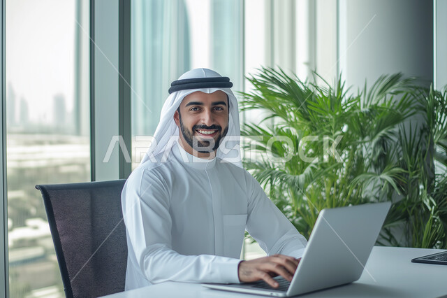 إدارة شؤون الأعمال وتنظيمها، صورة لرجل عربي خليجي سعودي مبتسم يقوم بالعمل على الحاسوب داخل المكتب، العمل لتحقيق الاهداف والاستراتيجيات، مهن ووظائف ادارية مكتبية, استخدام الأجهزة التكنولوجية الحديثة والمتطورة
