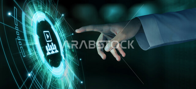 صورة مقربة ليد رجل عربي خليجي سعودي، يضغط بأصبعه على زر خاص بتفعيل فيديو بجودة عالية الدقة، ادارة الاعمال، اشارة وبصمة، أيقونات خاصة بالكمبيوتر، رموز رقمية الكترونية