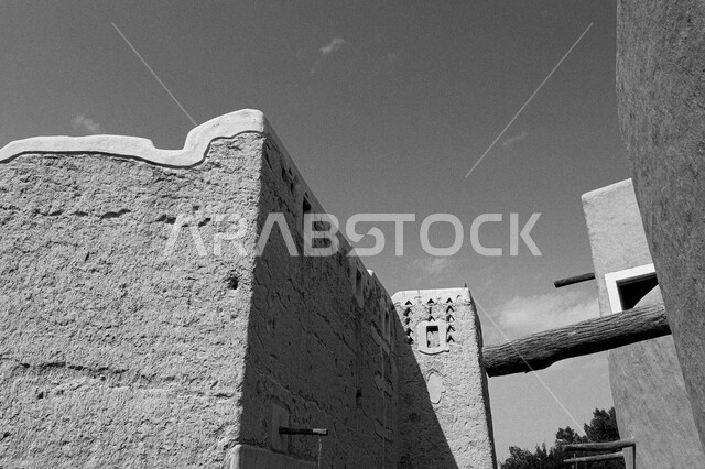 معالم أثرية تاريخية قديمة، تأسيس الدولة السعودية الأولى 1727م، صورة بالأبيض والأسود للمباني والبيوت الأثرية الطينية في الدرعية القديمة بمدينة الرياض، الفن الهندسي المعماري القديم لأسوار قصر سلوى في البجيري في حي الطريف، أماكن السياحة التراثية في السعودية