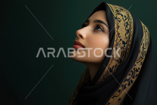 مواجهة الصعاب والتحديات في الحياة العملية، بورتريه شابة عربية خليجية سعودي محجبة تنظر للأعلى بإيماءات التمعن والتركيز، شرود الذهن والتأمل والتخطيط للمستقبل، التفكير لأيجاد حل مشكلة ما، خلفية زيتي 