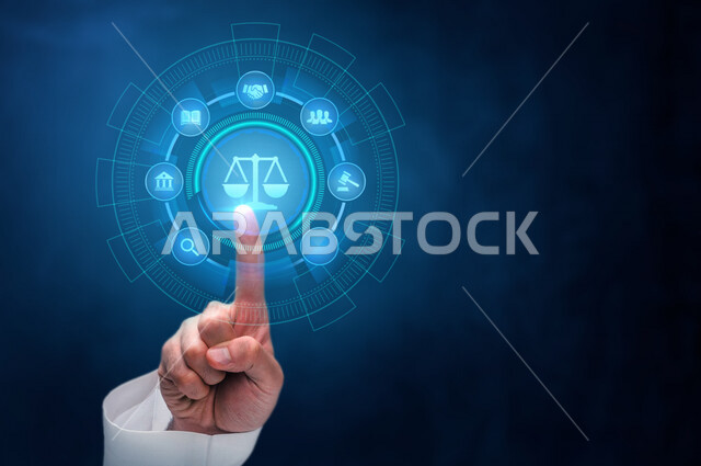 صورة مقربة ليد رجل عربي خليجي سعودي، يضغط بأصبعه على شاشة افتراضية تحتوي على مجموعة من الايقونات الخاصة بالعدالة والقانون على شكل هولوجرام ثلاثي الابعاد، مفهوم إنترنت الأشياء، رموز رقمية الكترونية