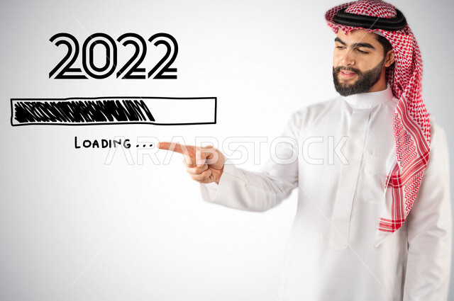 صورة مقربة لرجل اعمال عربي خليجي سعودي يحدد اهداف مستقبلية لتطوير الاعمال، شريط عملية التحميل، اشارة، في انتظار العام الجديد 2022 ، ترقب وانتظار، عام قادم أفضل