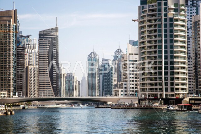  الأبراج والمباني التجارية، الواجهة البحرية في مدينة دبي، مفهوم تطوير وتحسين البنية التحتية، منظر تخيلي مستقبلي للتقدم و النمو العمراني، الفنون والتصاميم الهندسية المعمارية الحديثة لناطحات السحاب في الإمارات العربية المتحدة