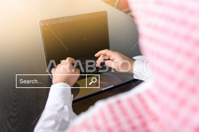 صورة مقربة لرجل عربي خليجي سعودي، بنر ادخال محتوى البحث، آلية البحث على الانترنت، بحوث، اعمال ادارية