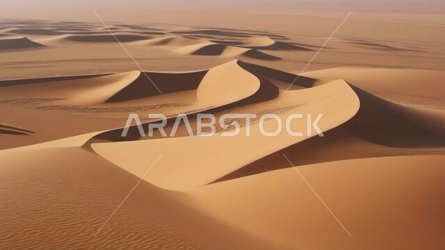  مناطق البادية والبيئة الطبيعية الصحراوية في وقت النهار, المرتفعات و التضاريس والقمم الجبلية في البراري، الهضاب و التلال من الرمال الناعمة الذهبية، التشكلات و التكوينات الرملية في صحراء المملكة العربية السعودية, خلفية الطبيعة