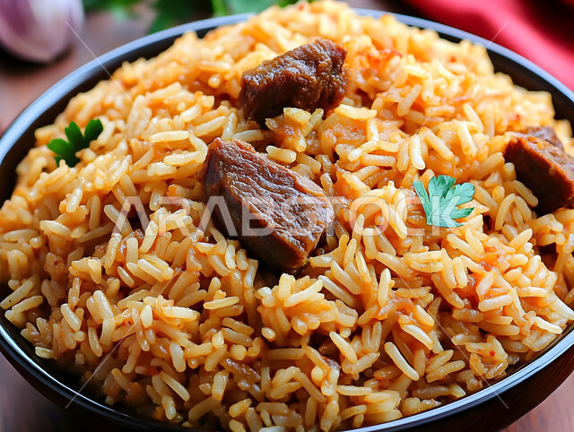 فنون تقديم الطعام في مطاعم المأكولات التقليدية الشرقية، طبق من أرز الكبسة اللذيذ مع قطع لحم الضأن المزين بالخضار، وصفات وأطباق طعام لذيذة صحية، أكلات شعبية عربية خليجية سعودية