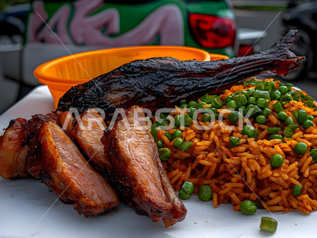 طبق من أرز الكبسة اللذيذ مع قطع لحم الضأن المزين بالخضار، فنون تقديم الطعام في مطاعم المأكولات التقليدية الشرقية، وصفات وأطباق طعام لذيذة صحية، أكلات شعبية عربية خليجية سعودية