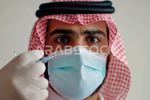 اخذ جرعة اللقاح الآمنة ، بورتريه لرجل عربي سعودي خليجي يحمل بيده اللقاح و يرتدي الكمامة الطبية ، التطعيم الآمن لكوفيد 19  ، جرعة لتفادي الاصابة بالعدوى ، خلفية بيضاء