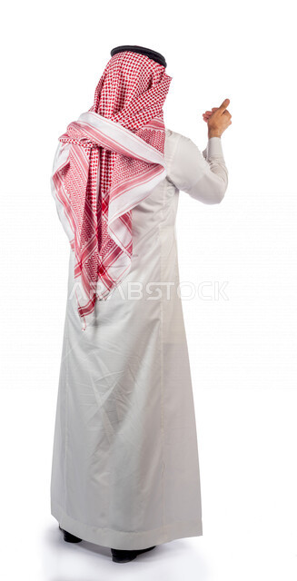 بورتريه بزاويه من الخلف لرجل سعودي خليجي يقوم بجلسة تصوير ، يشير بإصبعه لأعلى بإيماءات وجه ويدين مختلفة ، خلفية بيضاء لرجل سعودي يرتدي زي تقليدي سعودي مع شماغ وعقال