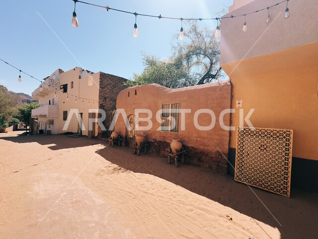 العراقة والحضارة العربية الأصلية، صورة مقربة لجرات مصنوعة من الفخار فوق الخشب أمام أبواب لمنازل في البلدة القديمة في العلا، المناطق السياحية الشعبية في المملكة العربية السعودية، البيوت والمنازل التراثية التاريخية من الطوب الطيني