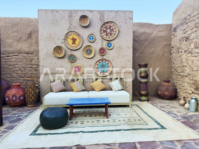 بيت أثري تاريخي بتصميم قديم، العمارة العربية القديمة، مجموعة من المشغولات اليدوية المصنوعة من القش الملونة والمعلقة على الجدار، جلسة عربية شعبية بمنزل في مدينة العلا الأثرية، الأماكن الشعبية التقليدية في البلدة، العراقة والحضارة العربية الاصيلة