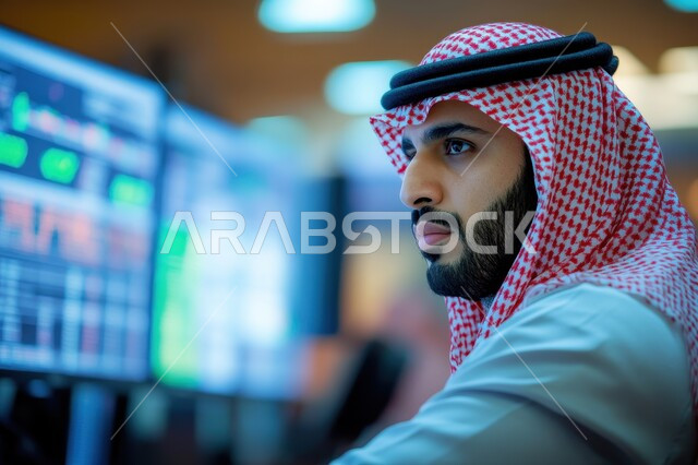 تداول العملة الرقمية، صورة مقربة من الجانب لرجل أعمال عربي خليجي سعودي يرتدي الشماغ الأحمر أمام الشاشة لمتابعة مخطط الرسم البياني للنمو الاقتصادي، إنجاز وتحقيق أهداف الشركة، دمج التكنولوجيا المتطورة في العمل