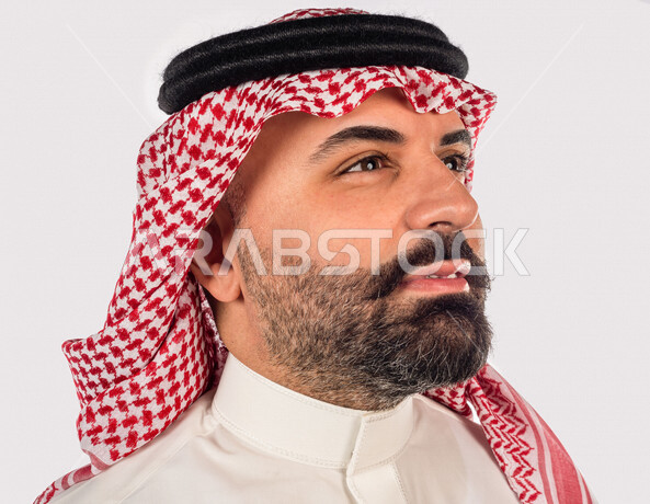 بورتريه بصورة مقربة لرجل سعودي خليجي ينظر لأعلى بإيماءات وجه ويدين مختلفة ، خلفية بيضاء لرجل سعودي مسلم يرتدي زي تقليدي سعودي مع شماغ وعقال