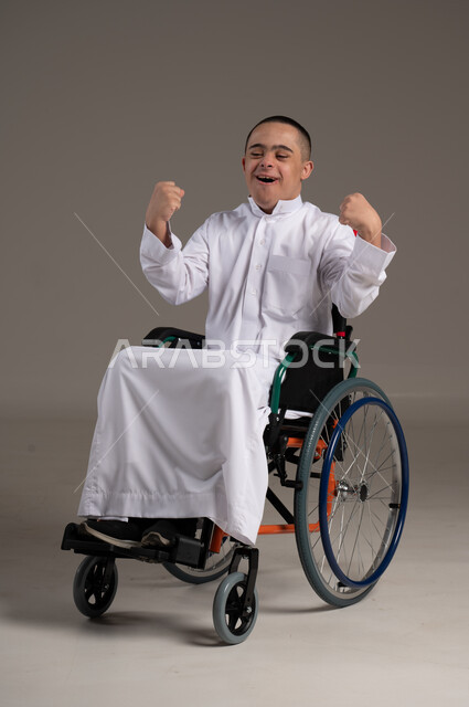 التمكين الاجتماعي للمعاقين , بورتريه لرجل عربي خليجي يرتدي الزي التقليدي يرفع يديه بايماءات تدل على الاستيقاظ من النوم، اهتمام ودعم المجتمع السعودي لذوي الاحتياجات الخاصه, تقديم الحب و الرع
