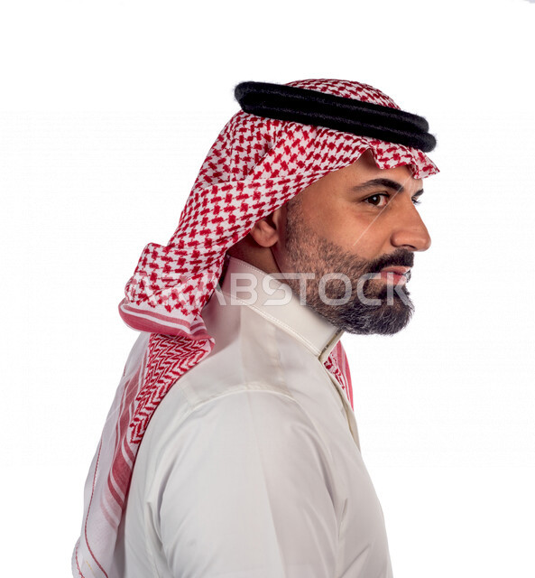 بورتريه بصورة مقربة لرجل سعودي خليجي يقوم بجلسة تصوير بإيماءات وجه ويدين مختلفة ، منظر جانبي لرجل سعودي يرتدي زي تقليدي سعودي مع شماغ وعقال ، خلفية بيضاء