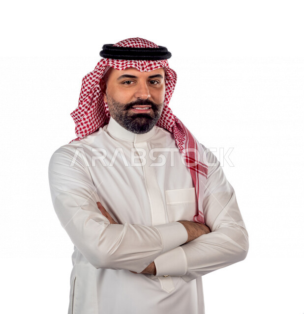بورتريه بصورة مقربة لرجل سعودي خليجي يقوم بجلسة تصوير بإيدي متقاطعة بإيماءات وجه ويدين مختلفة ، منظر جانبي لرجل سعودي يرتدي زي تقليدي سعودي مع شماغ وعقال ، خلفية بيضاء
