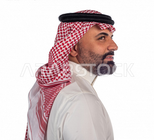 بورتريه بصورة مقربة لرجل سعودي خليجي يقوم بجلسة تصوير بإيماءات وجه ويدين مختلفة ، منظر جانبي لرجل سعودي يرتدي زي تقليدي سعودي مع شماغ وعقال ، خلفية بيضاء
