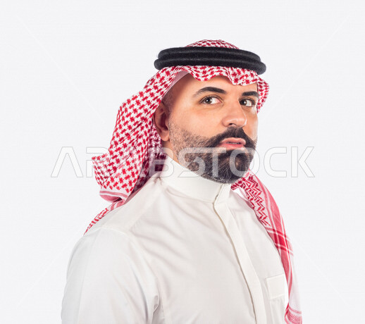 بورتريه بصورة مقربة لرجل سعودي خليجي يقوم بجلسة تصوير بإيماءات وجه ويدين مختلفة ، منظر جانبي لرجل سعودي يرتدي زي تقليدي سعودي مع شماغ وعقال ، خلفية بيضاء