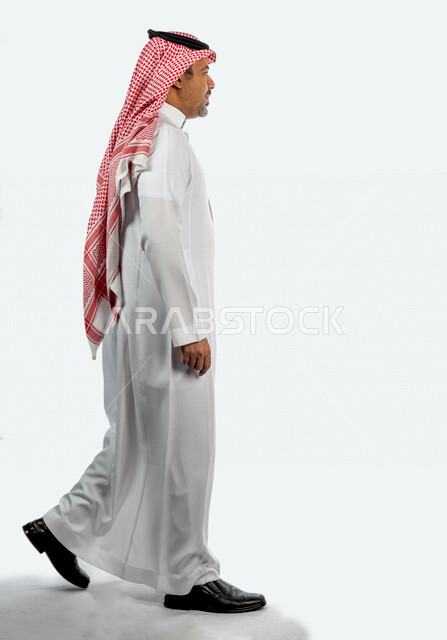 بورتريه لرجل سعودي خليجي يقوم بجلسة تصوير بإيماءات وجه ويدين مختلفة ، منظر جانبي لرجل سعودي مسلم يرتدي زي تقليدي سعودي مع شماغ وعقال ، خلفية بيضاء