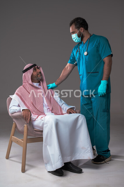 تقديم أفضل الخدمات الصحية لمرضى كبار السن في المستشفى، بورتريه لممرض يرتدي اليونيفورم الخاص والقفازات والكمامة الوقائية يقوم بطمأنة رجل عربي خليجي سعودي يرتدي الزي التقليدي والشماغ، مفهوم الطب والرعاية الصحية، تقدير الطبيب لجهوده ورعايته الطبية، خلفية رمادية 