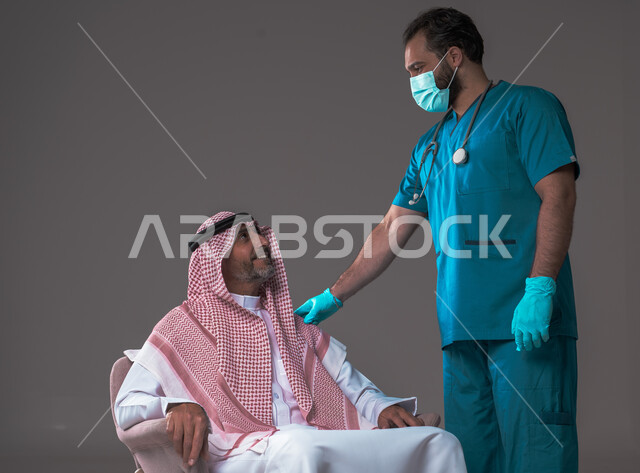 تقديم أفضل الخدمات الصحية لمرضى كبار السن في المستشفى، بورتريه لممرض يرتدي اليونيفورم الخاص والقفازات والكمامة الوقائية يقوم بطمأنة رجل عربي خليجي سعودي يرتدي الزي التقليدي والشماغ، مفهوم الطب والرعاية الصحية، تقدير الطبيب لجهوده ورعايته الطبية، خلفية رمادية 