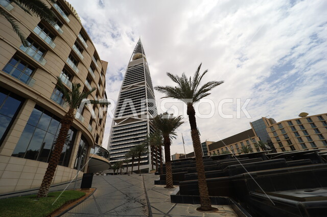 الفن الهندسي المعماري للأبراج وناطحات السحاب في المملكة العربية السعودية، معالم ومباني مشهورة، منظر السماء المليئة بالغيوم البيضاء، الاهتمام بزراعة أشجار النخيل في المدن، النمو والتطور العمراني في العاصمة، صورة من الاسفل لبرج الفيصلية في مدينة الرياض