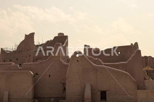 الفن الهندسي المعماري القديم لأسوار الدرعية القديمة، معلم ثقافي سياحي تاريخي  مشهور، العمارة الهندسيه التقليديه من الطوب الطيني بالمملكة العربية السعودية, المتاحف والمباني الاثرية  في مدينة الرياض، أماكن تراثية سياحية 