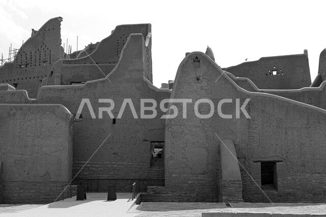 العمارة الهندسيه التقليديه من الطوب الطيني بالمملكة العربية السعودية, المتاحف والمباني الاثرية  في مدينة الرياض، أماكن تراثية سياحية، الفن الهندسي المعماري القديم، صورة بالأبيض والأسود  لأسوار الدرعية القديمة، معلم ثقافي سياحي تاريخي  مشهور