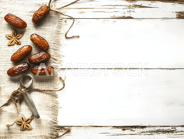 تمر سكري صحي طازج, وجبة ذات قيمة غذائية عالية، صورة مقربة لحبات الرطب من نخيل المملكة العربية السعودية على قاعدة خشبية، محاصيل ومنتجات زراعية محلية وطنية سعودية، ضيافة رمضانية لذيذة