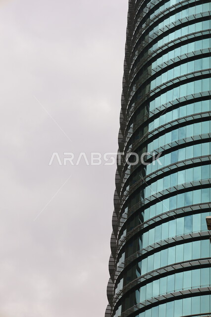 التقدم والتطور في عمارة المباني، السماء المليئة بالغيوم البيضاء، أماكن جذب الزوار من أنحاء العالم، صورة مقربة لفندق هيلتون في مدينة الرياض، الفن الهندسي المعماري للأبراج وناطحات السحاب على الطراز الحديث، المعالم السياحية المشهورة في السعوديه
