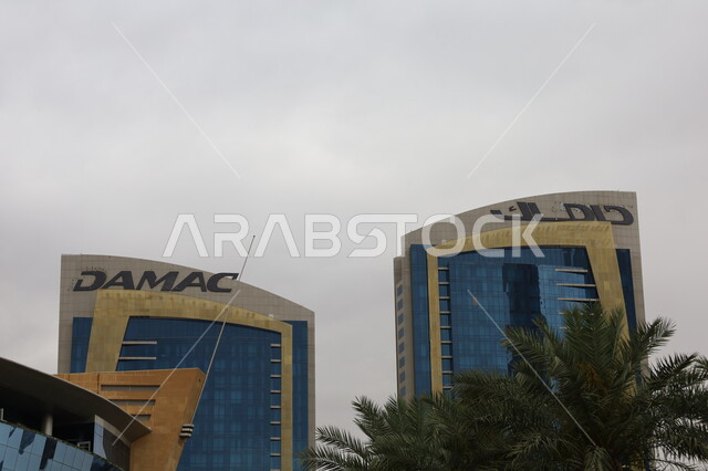 المعالم السياحية المشهورة في السعوديه، التقدم والتطور في عمارة المباني، السماء المليئة بالغيوم البيضاء، أماكن جذب الزوار من أنحاء العالم، صورة مقربة لأبراج داماك في مدينة الرياض، الفن الهندسي المعماري للأبراج وناطحات السحاب على الطراز الحديث