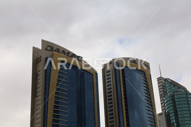 المعالم السياحية المشهورة في السعوديه، التقدم والتطور في عمارة المباني، السماء المليئة بالغيوم البيضاء، أماكن جذب الزوار من أنحاء العالم، صورة مقربة لأبراج داماك في مدينة الرياض، الفن الهندسي المعماري للأبراج وناطحات السحاب على الطراز الحديث